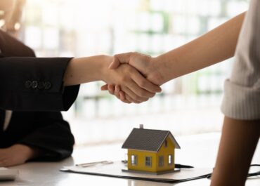 Продажба сам срещу продажба с брокер: плюсове, минуси и спестено време